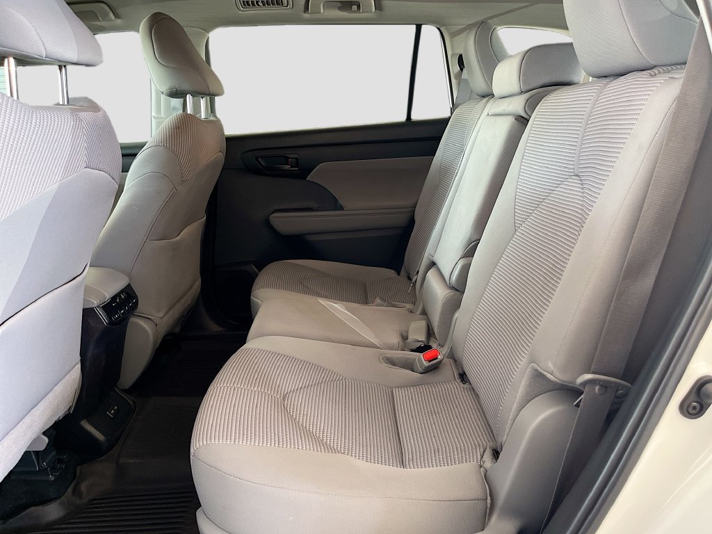 Used 2024 Toyota Highlander LE FWD image 24