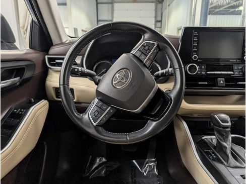 Used 2021 Toyota Highlander XLE AWD/4WD image 11