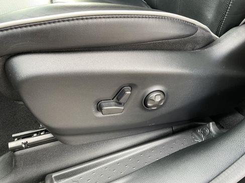 Used 2025 Chrysler Pacifica Limited image 12