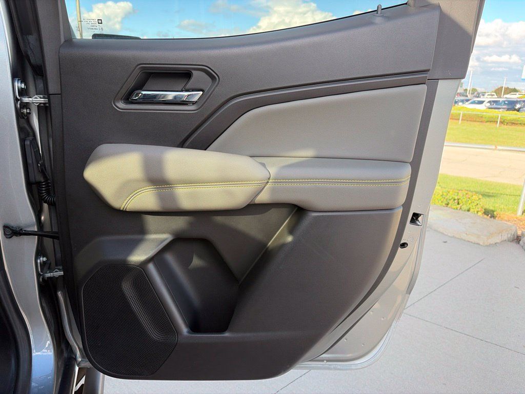 Used 2025 Chevrolet Colorado ZR2 w/ Technology Package AWD/4WD image 32