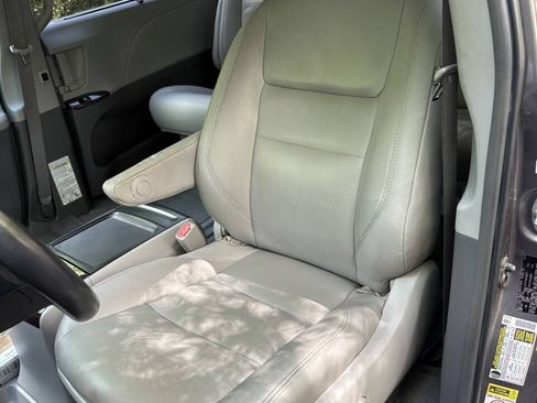 Used 2016 Toyota Sienna XLE FWD image 18
