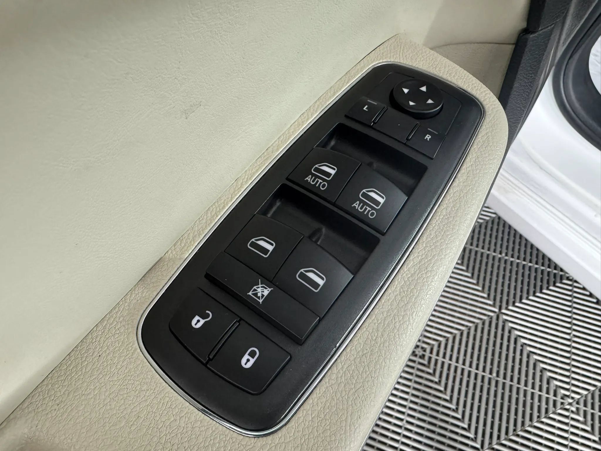 Used 2017 Chrysler 300 Limited w/ Driver Convenience Group AWD/4WD image 39