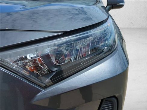 Used 2021 Toyota RAV4 LE AWD/4WD image 9