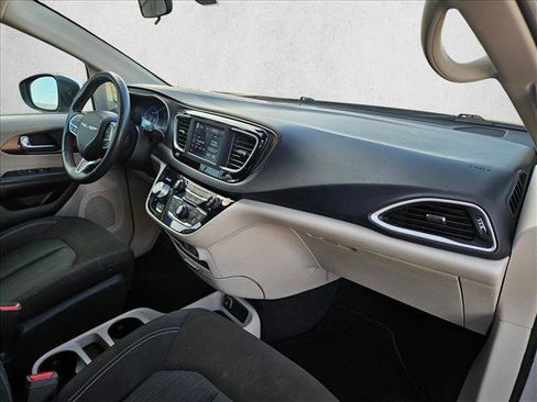 Used 2022 Chrysler Voyager LX image 21