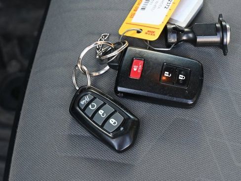 Certified 2020 Toyota Tacoma TRD Off-Road image 30