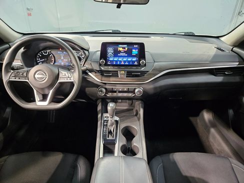 Used 2025 Nissan Altima 2.5 SV FWD image 10