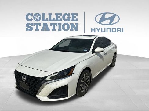 Used 2024 Nissan Altima 2.5 SV w/ SV Premium Package FWD image 9