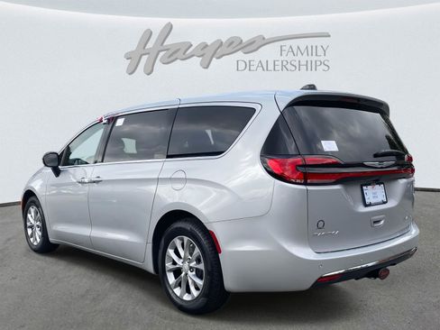 New 2026 Chrysler Pacifica Limited w/ Uconnect Theater Family Group image 16