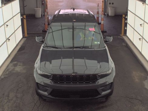 Used 2023 Jeep Grand Cherokee Altitude image 2