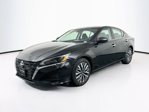 Used 2025 Nissan Altima 2.5 SV FWD image 3