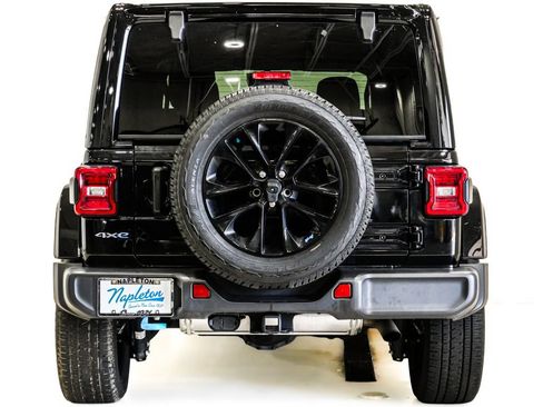 Used 2023 Jeep Wrangler Unlimited Sahara w/ Cold Weather Group AWD/4WD image 8