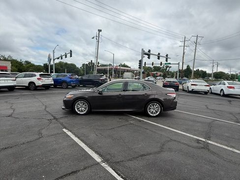 Used 2018 Toyota Camry XLE FWD image 8