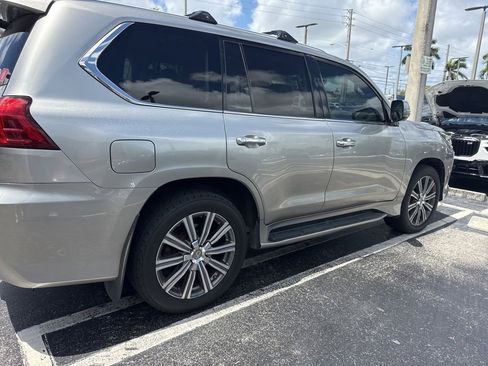 Used 2017 Lexus LX 570 4WD w/ Luxury Package image 12