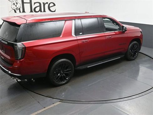 New 2025 Chevrolet Suburban Premier image 18