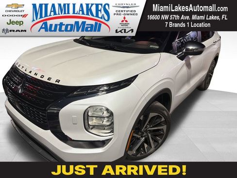 Used 2022 Mitsubishi Outlander ES image 1