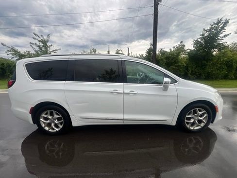 Used 2019 Chrysler Pacifica Limited FWD image 4