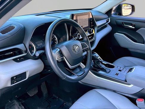 Used 2024 Toyota Highlander XLE AWD/4WD image 14