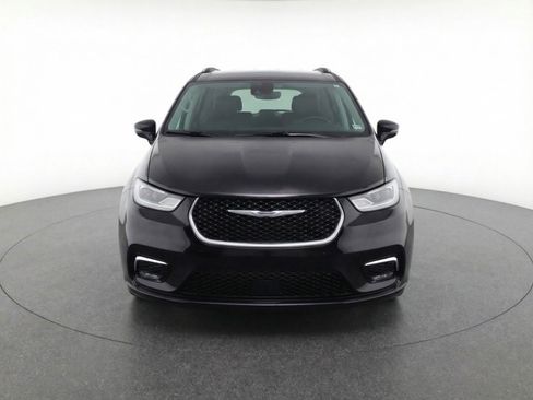 Used 2024 Chrysler Pacifica Touring-L image 2