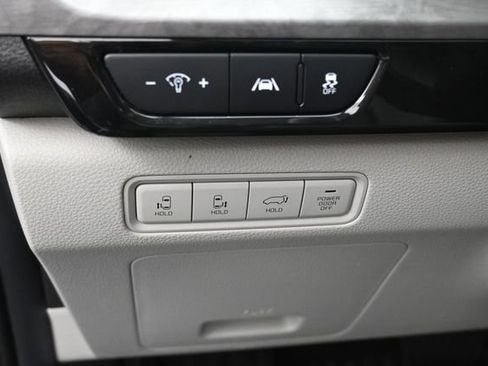 Used 2024 Kia Carnival EX FWD image 21