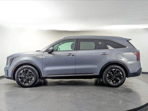Used 2024 Kia Sorento S image 3