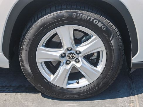 Used 2021 Toyota Highlander L FWD image 11