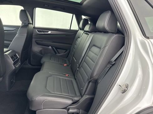 Used 2025 Volkswagen Atlas Cross Sport SEL R-Line image 25