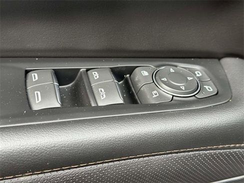 Used 2025 Chevrolet Suburban High Country image 21