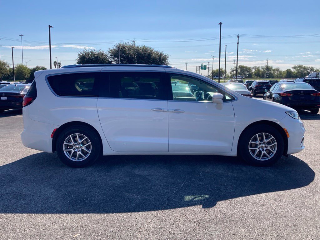 Used 2021 Chrysler Pacifica Touring-L FWD image 4