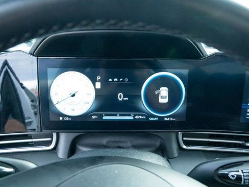 Used 2025 Hyundai Elantra Limited image 18