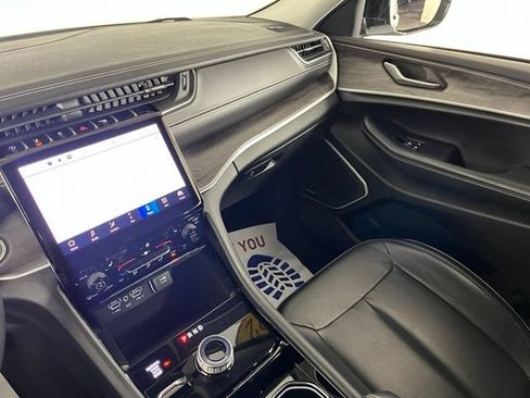 Used 2022 Jeep Grand Cherokee L Limited w/ Black Appearance Package AWD/4WD image 37
