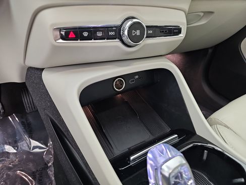 Used 2023 Volvo XC40 B5 Plus image 35