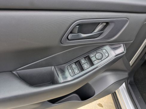 Used 2024 Nissan Rogue S image 8