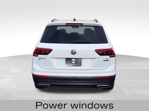 Used 2018 Volkswagen Tiguan SE w/ Panoramic Sunroof Package image 9