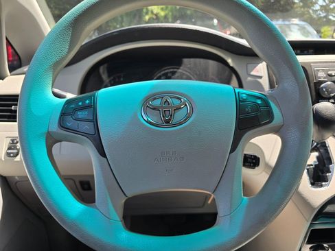 Used 2011 Toyota Sienna LE w/ Towing Pkg FWD image 17