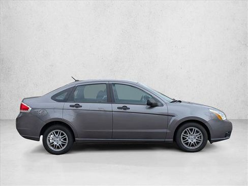 Used 2011 Ford Focus SE image 4
