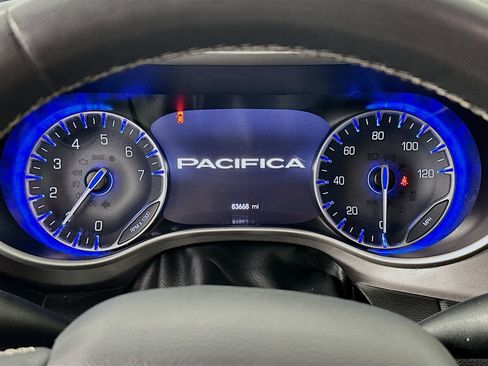 Used 2023 Chrysler Pacifica Touring-L FWD image 12