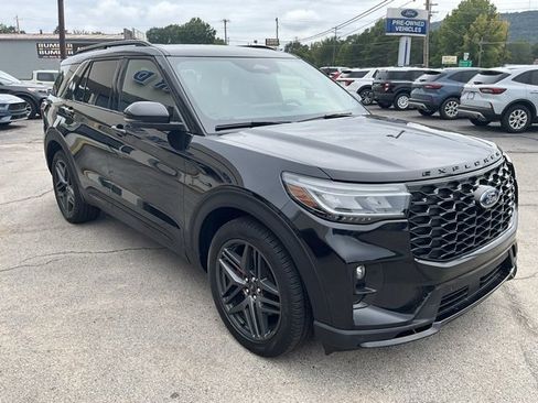 Used 2025 Ford Explorer ST image 3