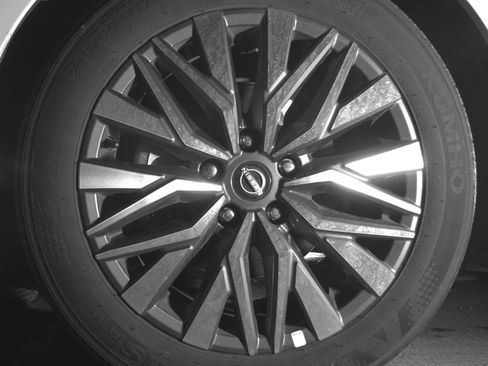 Used 2025 Nissan Altima 2.5 SV FWD image 12