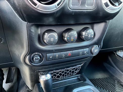 Used 2015 Jeep Wrangler Rubicon w/ Power Convenience Group AWD/4WD image 15