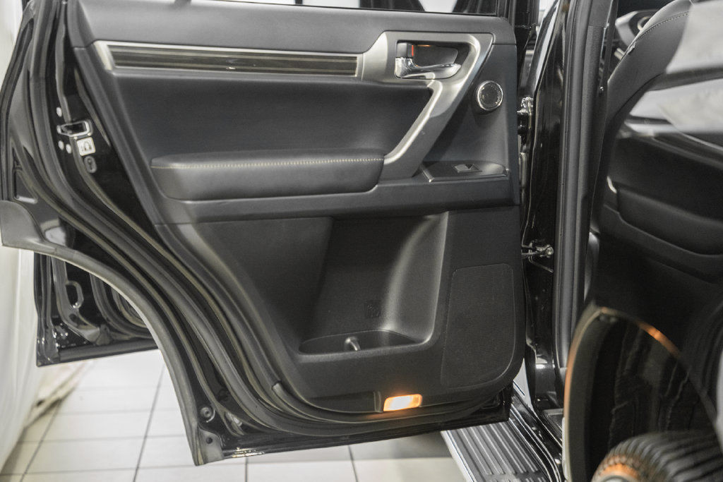 Used 2023 Lexus GX 460 Luxury w/ Sport Design Package AWD/4WD image 34