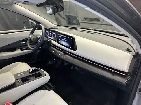 Used 2023 Nissan Ariya FWD image 16