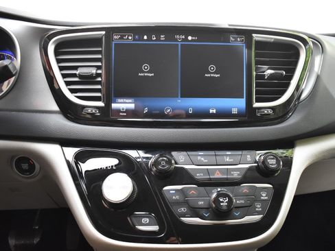 Used 2024 Chrysler Pacifica Touring-L FWD image 47