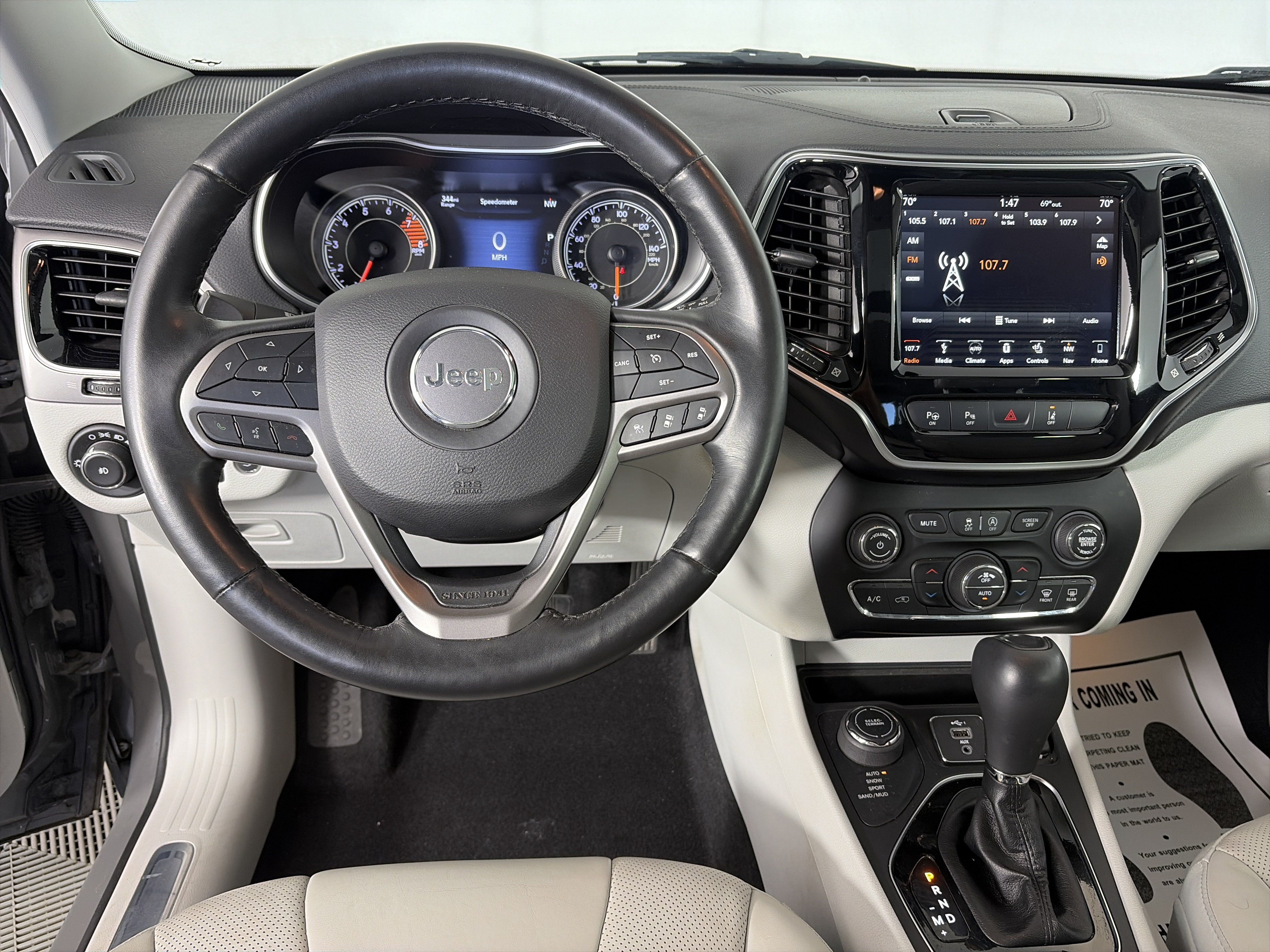Used 2019 Jeep Cherokee Limited w/ Luxury Group AWD/4WD image 3