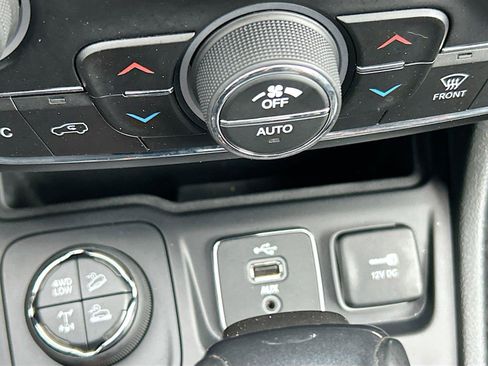 Used 2019 Jeep Cherokee Trailhawk w/ Cold Weather Group AWD/4WD image 29