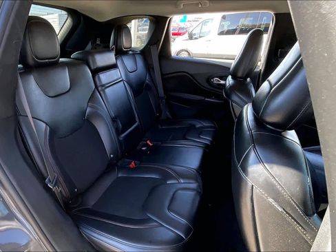 Used 2019 Jeep Cherokee Trailhawk w/ Cold Weather Group image 19