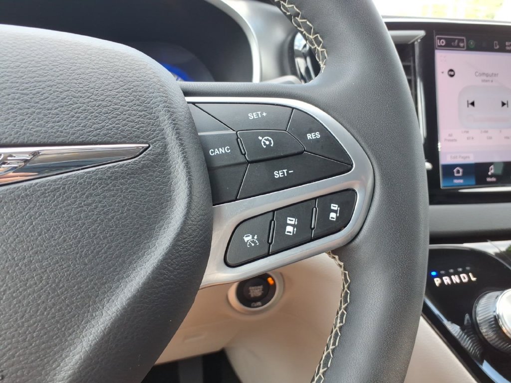 Used 2024 Chrysler Pacifica Touring-L FWD image 23
