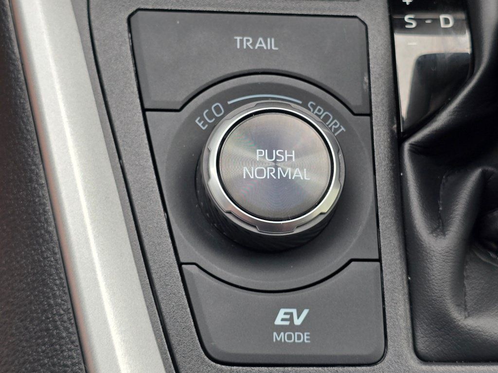 Used 2025 Toyota RAV4 XSE w/ Advanced Technology Package AWD/4WD image 46