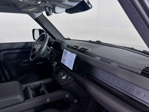 Used 2025 Land Rover Defender 130 X-Dynamic SE image 31