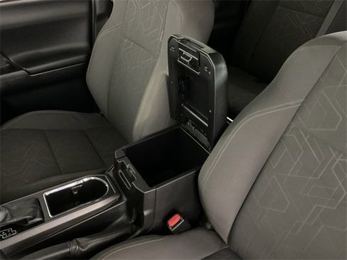 Used 2016 Toyota Tacoma TRD Sport image 28