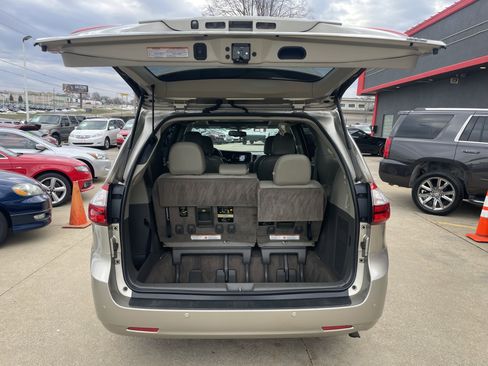 Used 2016 Toyota Sienna Limited image 9